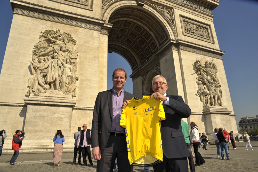 Christian Prudhomme (Directeur du Tour de France) et Philippe Bélaval (Président du Centre des Monuments Nationaux) devant l’Arc-de-Triomphe