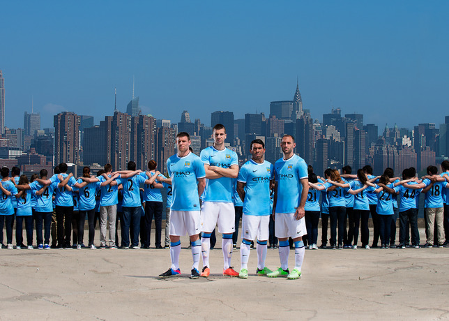 consensus aanval Betuttelen Manchester City présente son nouveau maillot 2013/2014 à New York (Nike  Home Kit) - SportBuzzBusiness.fr