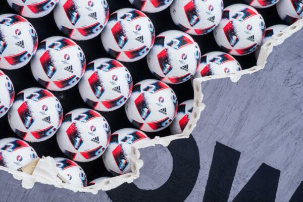 Adidas D Voile Le Nouveau Ballon De La Seconde Partie De L Euro