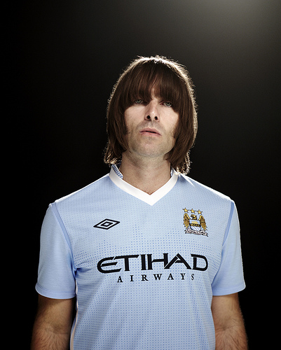 Le maillot home de Manchester City dévoilé par Liam Gallagher