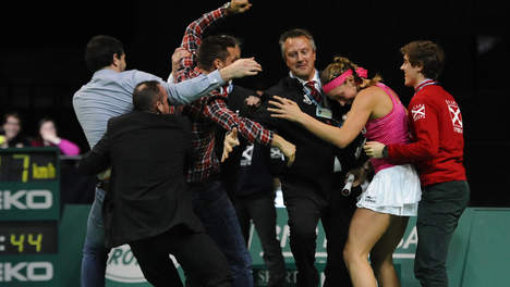 BUZZ: Kim Clijsters défi le public qui doit embrasser Wickmayer sur le court
