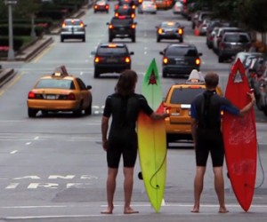 Descendre les rues de NYC sur une planche de surf n’est pas un souci