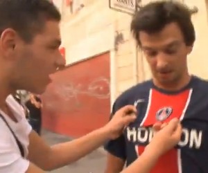 Insolite : Un animateur radio avec le maillot du PSG en plein centre ville de Marseille