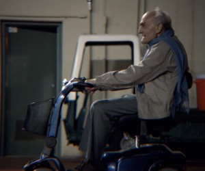 Un Papy de 87 ans pète un câble sur son scooter dans un stade de Foot US (Taco Bell Super Bowl Teaser)