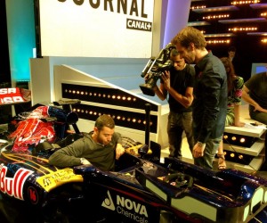Twitpic : Ali Badou teste la Formule 1 sur le plateau du Grand Journal de Canal+ ce soir