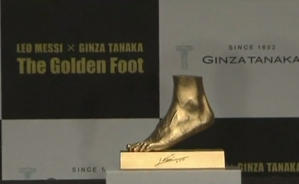 leo messi golden foot pied en or japon