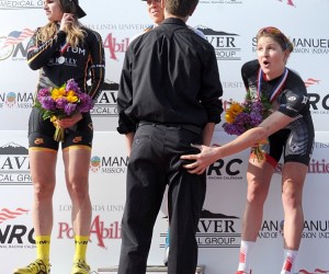 La cycliste Loren Rowney parodie Peter Sagan en touchant les fesses d’un homme sur le podium