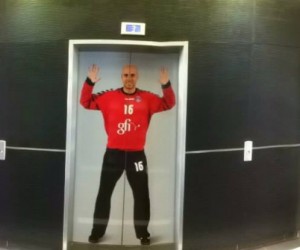 Les joueurs du PSG Handball s’affichent dans les locaux de Gfi Informatique, sponsor maillot du club