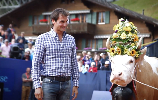 https://www.sportbuzzbusiness.fr/wp-content/uploads/2013/07/federer-d%C3%A9sir%C3%A9e-vache-gstaad-tennis.jpg