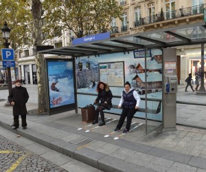 RevolutionR et JC Decaux installent des « télésièges abribus » sur les Champs Elysées