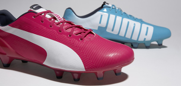 chaussures de foot puma rose et bleu