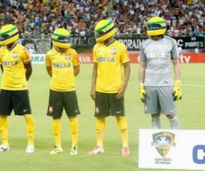 Les joueurs des Corinthians rendent hommage à Ayrton Senna en portant son casque avant un match