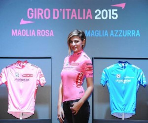 L’ancienne Miss Italie Cristina Chiabotto dévoile le look des maillots du Giro 2015
