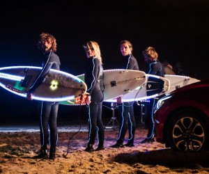 Mazda fait appel à deux surfeurs professionnels pour la campagne « Challenge the night »