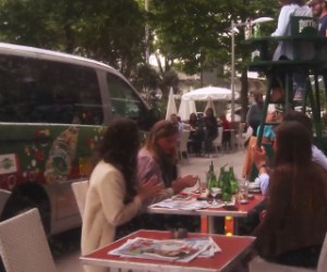 Perrier « kidnappe » 19 personnes à la terrasse d’un café pour les emmener à Roland-Garros