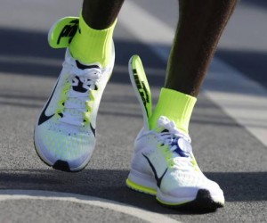 Eliud Kipchoge remporte le Marathon de Berlin malgré des chaussures Nike défaillantes