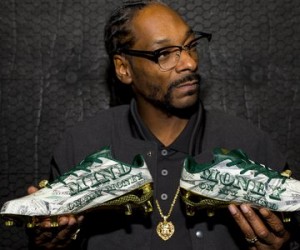 adidas et Snoop Dogg dévoilent une paire de chaussures de football au look billets de banque de 100$