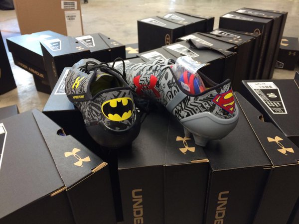 olvidar Matrona celebracion Under Armour exploite sa licence DC Comics avec des chaussures de football  Batman et Superman - SportBuzzBusiness.fr