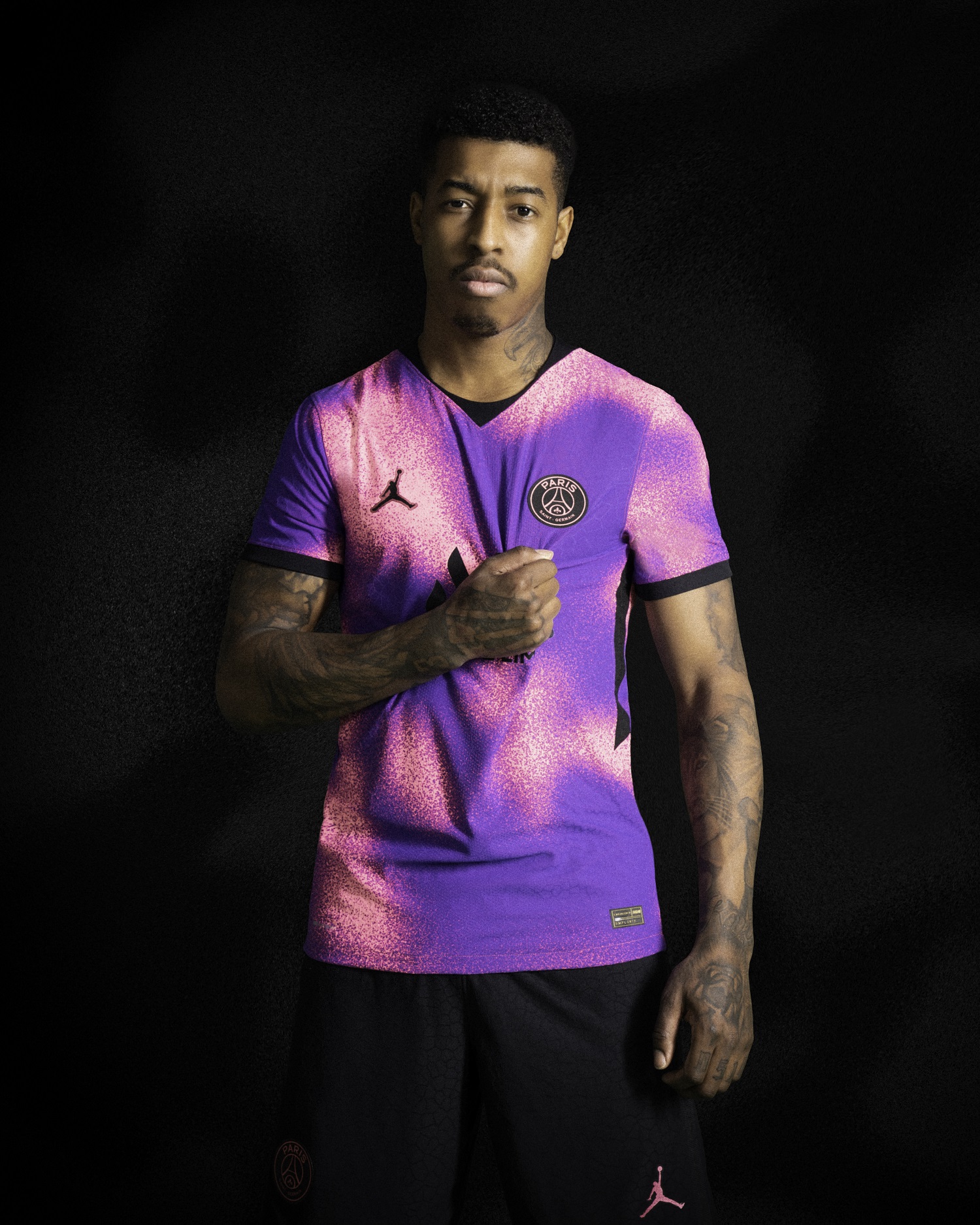 Le PSG présente un nouveau maillot rose et violet vraiment très étonnant