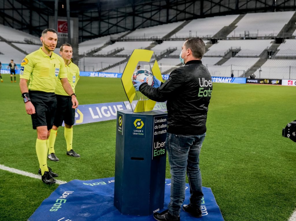 Om Psg Fabrizio Ravanelli Va Livrer Le Ballon Du Match Avec Uber Eats Sportbuzzbusiness Fr