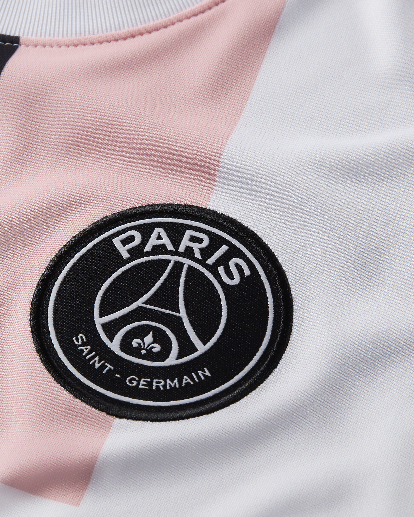 Nike : Le 4ème maillot du PSG 2022-2023 disponible en avant