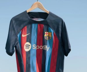 Le FC Barcelone dévoile son nouveau maillot domicile pour la saison 2022-2023 (et offre un maillot à vie)