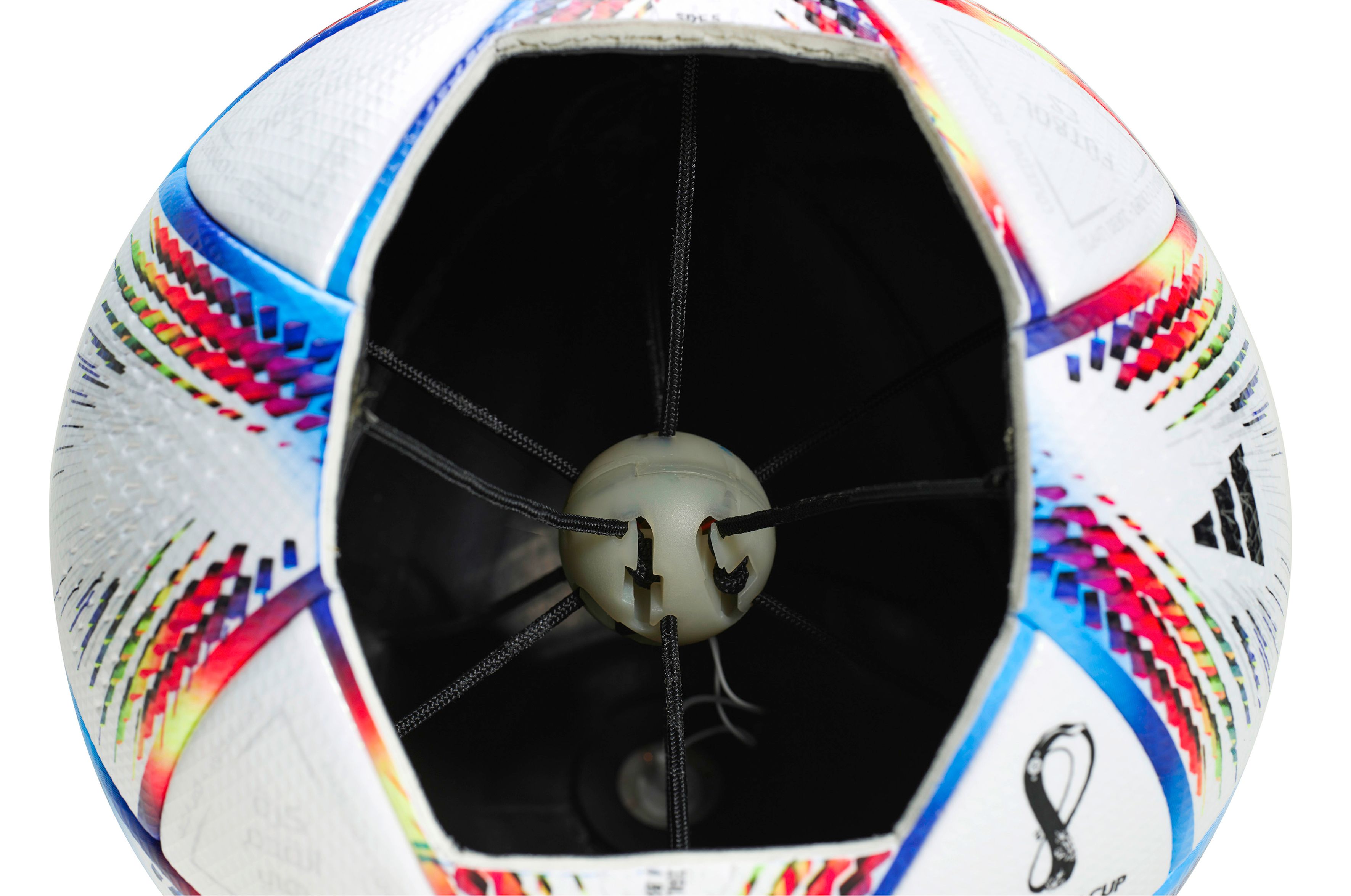 KVK Football - 🚨C'est officiel !! Le ballon de la Coupe du Monde 2022 au  Qatar sera équipé d'un dispositif de dernière génération technologique pour  signaler les hors-jeu aux arbitres. Elle est