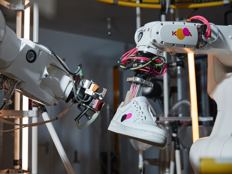 Economie Circulaire : Nike Teste Un Robot Baptisé "B.I.L.L" Capable De ...