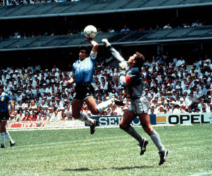 Mexico 1986 – Le ballon touché par « la main de Dieu » (Maradona) mis aux enchères par son propriétaire, l’arbitre du match Argentine – Angleterre
