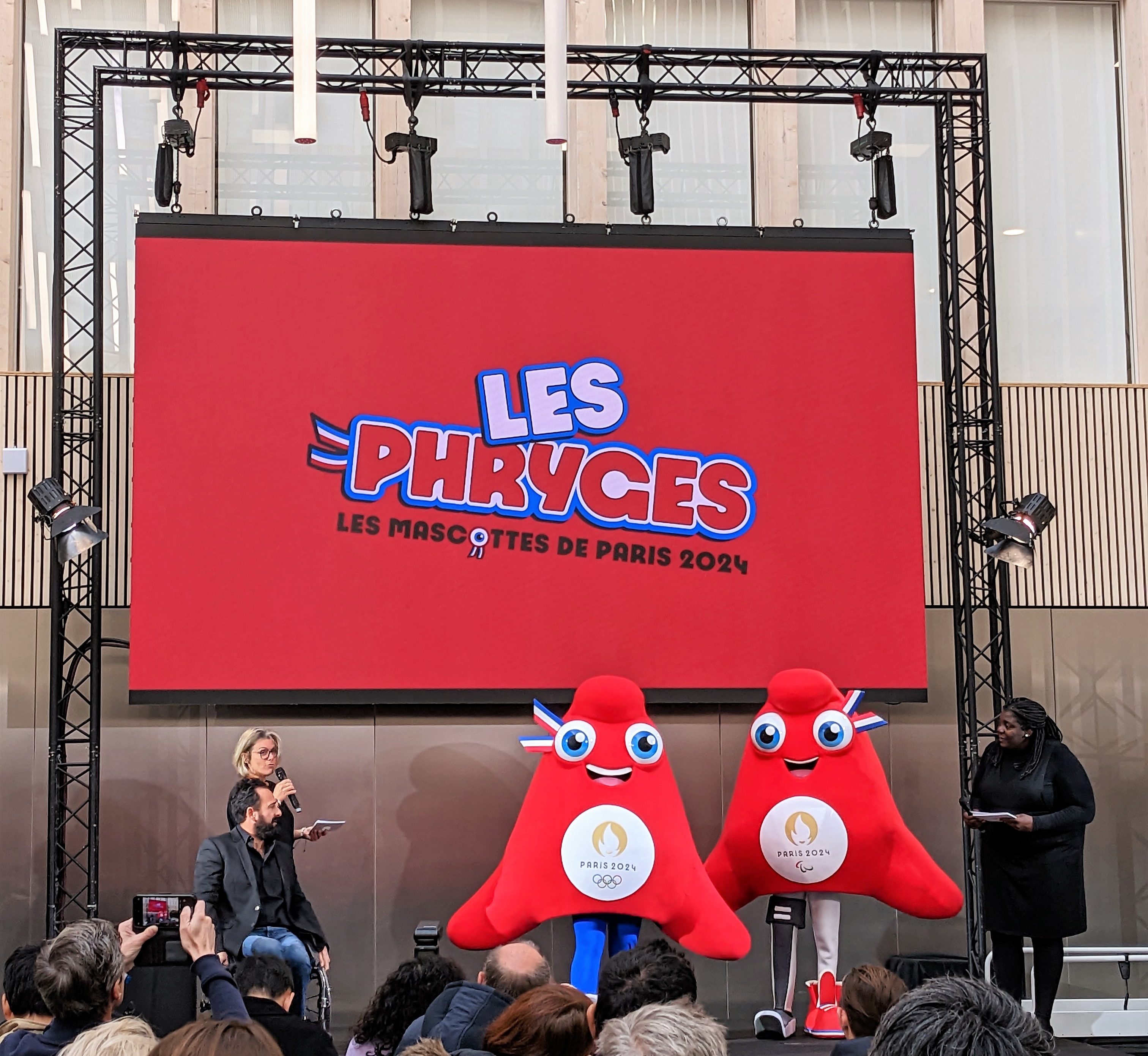 Paris 2024 dévoile ses Mascottes Officielles, "Les Phryges", pour les