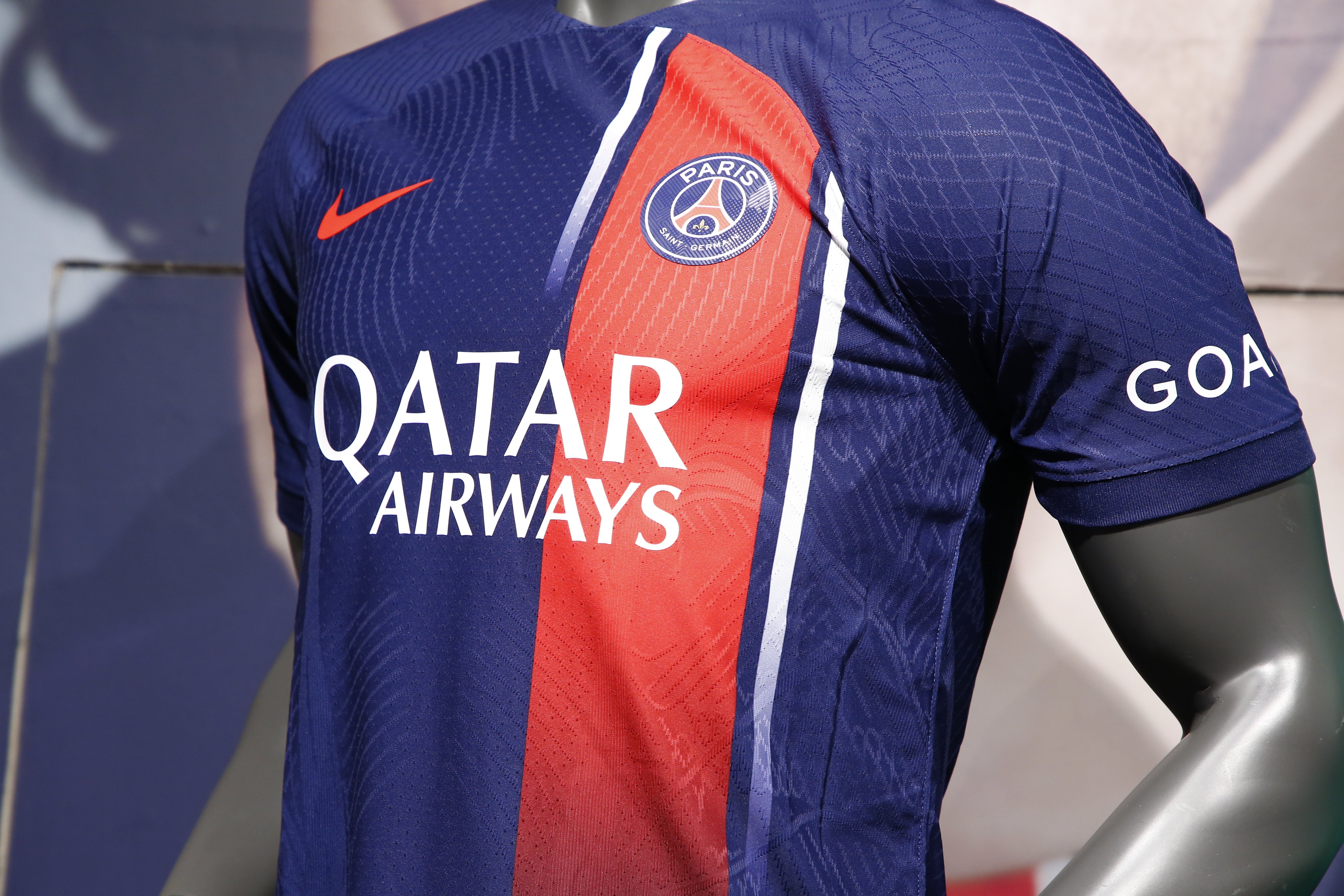 Le PSG dévoile son nouveau maillot domicile 20232024 conçu par Nike et
