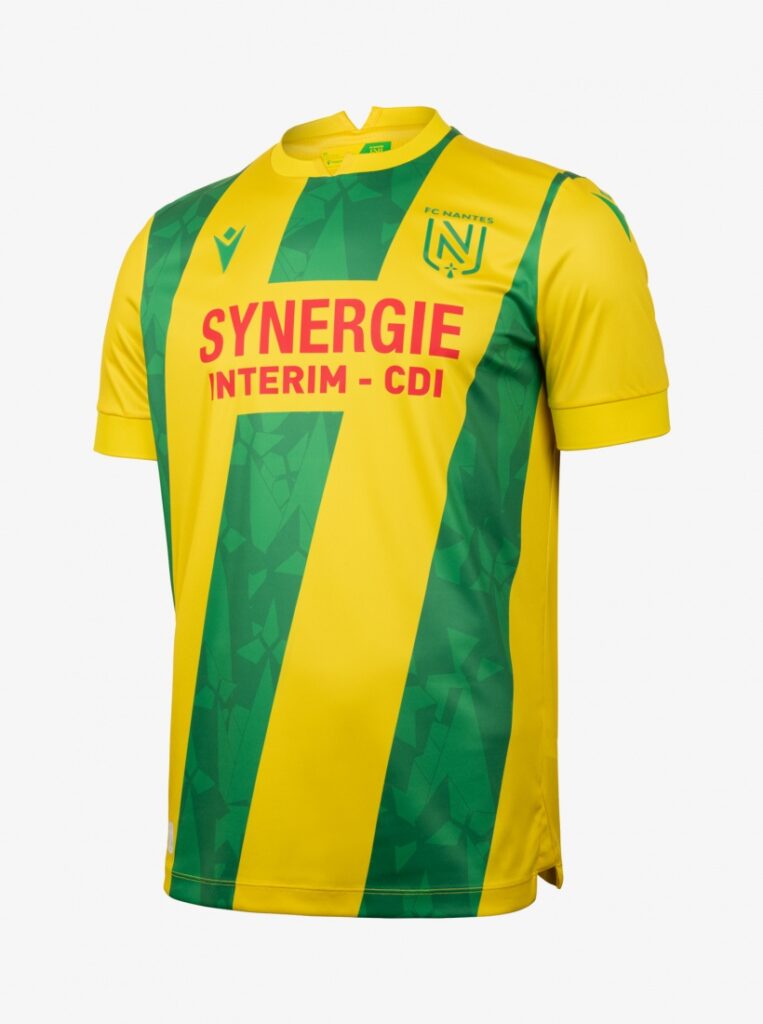 Macron dévoile le nouveau maillot domicile du FC Nantes pour la saison