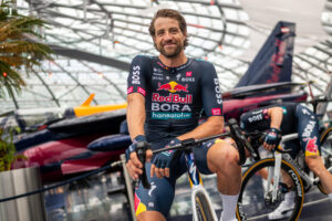 Red Bull-BORA-hansgrohe dévoile son nouveau maillot à l’occasion du Tour de France 2024 et accueille BOSS comme nouveau sponsor