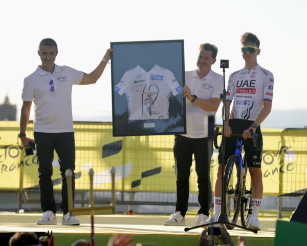 Tour De France 2024 : Le Maillot Blanc Hommage Du Sponsor Krys à Tadej 