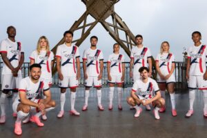 Le PSG dévoile son nouveau maillot extérieur « Tour Eiffel » depuis la Dame de Fer