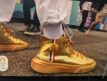 Paris 2024 – Skechers se distingue aux pieds de Snoop Dogg avec une paire de chaussures en or pour le relais de la flamme olympique