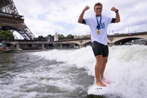 Paris 2024 : Le français Kauli Vaast surfe sur la Seine pour son sponsor ALL