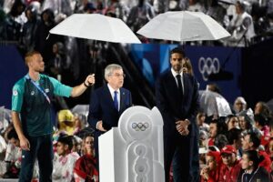 Decathlon x Paris 2024 : « Oui, la pluie nous a servi […] et c’est un parapluie Décathlon »