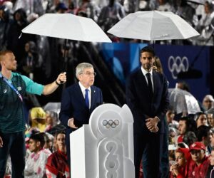 Decathlon x Paris 2024 : « Oui, la pluie nous a servi […] et c’est un parapluie Décathlon »