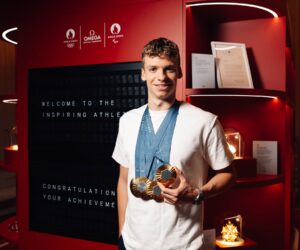 Paris 2024 – OMEGA célèbre Léon Marchand et ses 5 médailles avec un tapis rouge pour sa soirée Seamaster