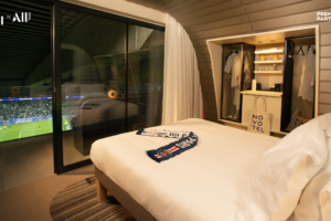 Le Paris Saint-Germain installe une chambre d’hôtel dans le Parc des Princes avec « La Suite Novotel »