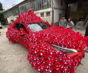 Paris 2024 – La Phrygemobile Toyota équipée de 2 200 mascottes Phryge présente pour la Parade des Champions sur les Champs Elysées samedi 14 septembre ?