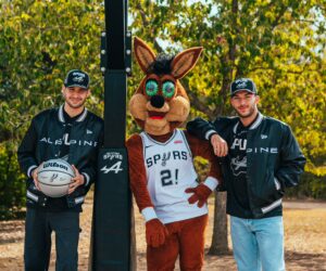 Merchandising – L’écurie Alpine F1 collabore avec New Era et les Spurs de San Antonio