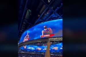 NBA – Quand les goodies « tombent du ciel » dans la nouvelle salle (Intuit Dome) des Los Angeles Clippers