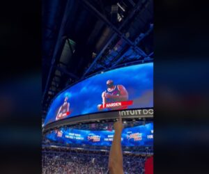 NBA – Quand les goodies « tombent du ciel » dans la nouvelle salle (Intuit Dome) des Los Angeles Clippers