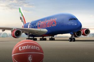 Emirates dévoile un avion A380 aux couleurs de la NBA