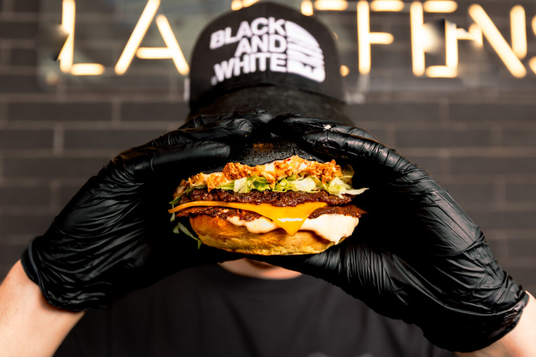 Black & White Burger s’associe à Khabib Nurmagomedov pour un partenariat explosif