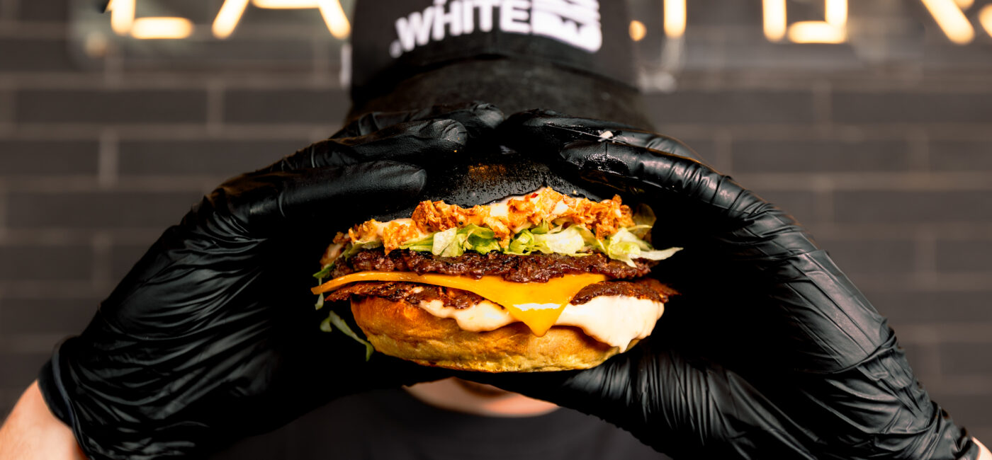 Black & White Burger s’associe à Khabib Nurmagomedov pour un partenariat explosif
