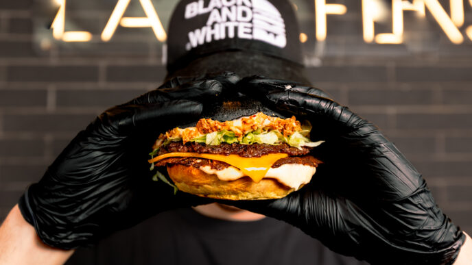 Black & White Burger s’associe à Khabib Nurmagomedov pour un partenariat explosif
